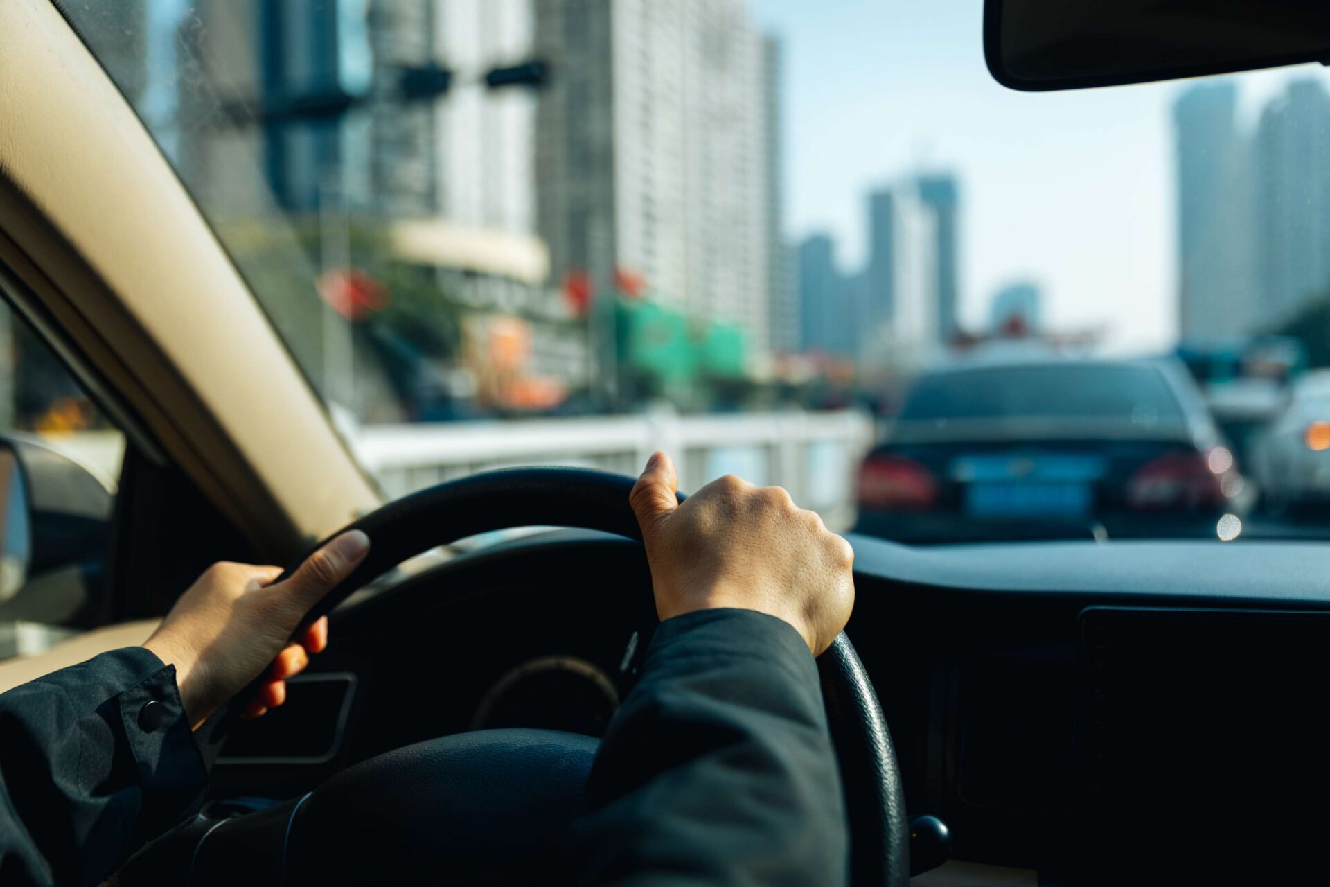 manos en volante de coche
