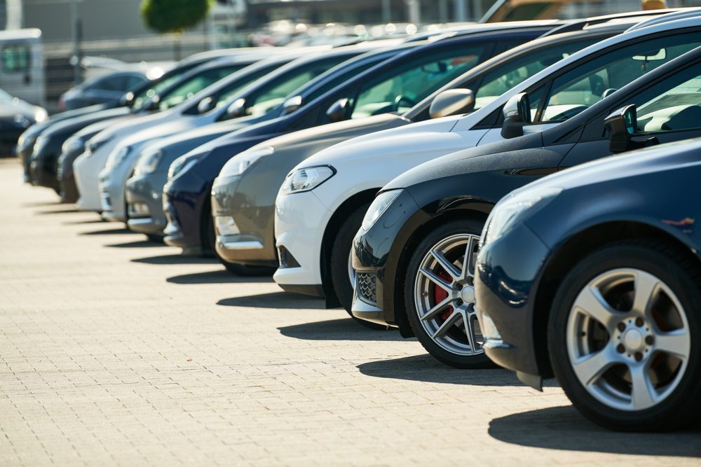 coches de segunda mano aparcados